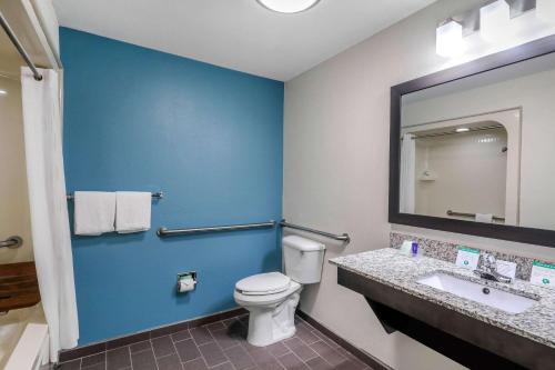 Clarion Inn & Suites DFW North - image 4