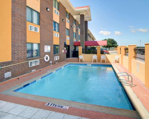 Quality Inn DFW Airport North - image 2