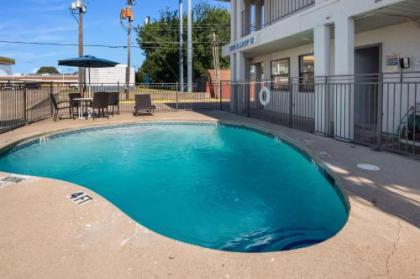 Motel 6 Irving - Loop 12 - image 1