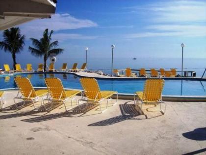 Postcard Inn Beach Resort & Marina - image 1