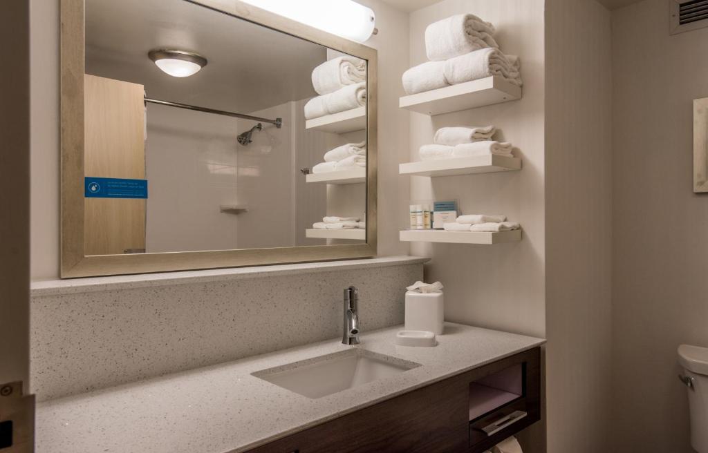 Hampton Inn & Suites Jackson Coliseum - image 3