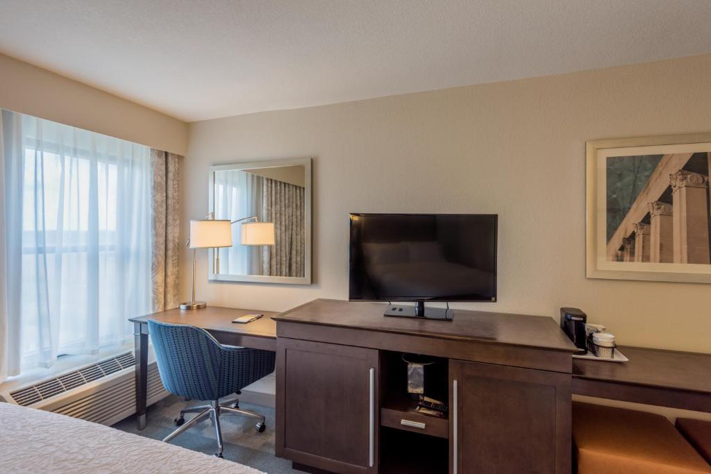 Hampton Inn & Suites Jackson Coliseum - image 4