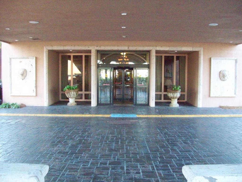 Regency Hotel & Conference Center - image 2