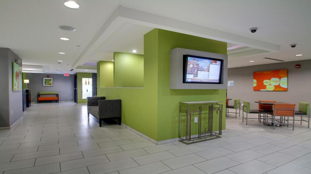 Holiday Inn Express & Suites Jackson Downtown - Coliseum an IHG Hotel - image 3