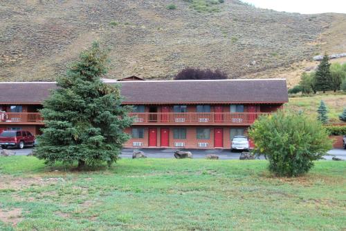Flat Creek Inn - main image