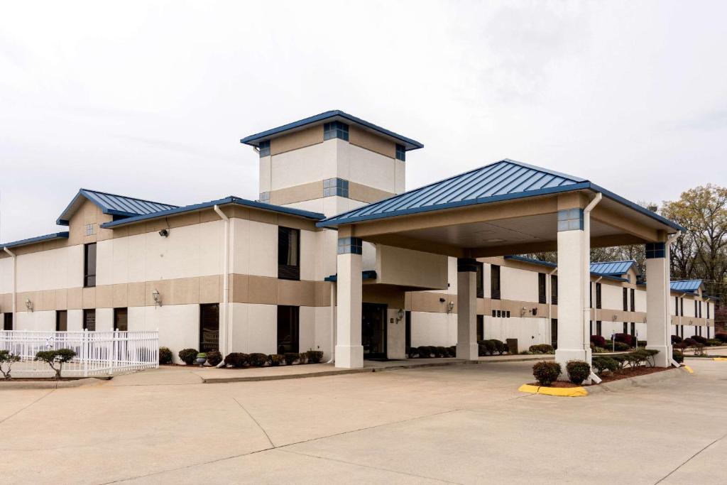 Quality Inn Jacksonville near Little Rock Air Force Base - image 2