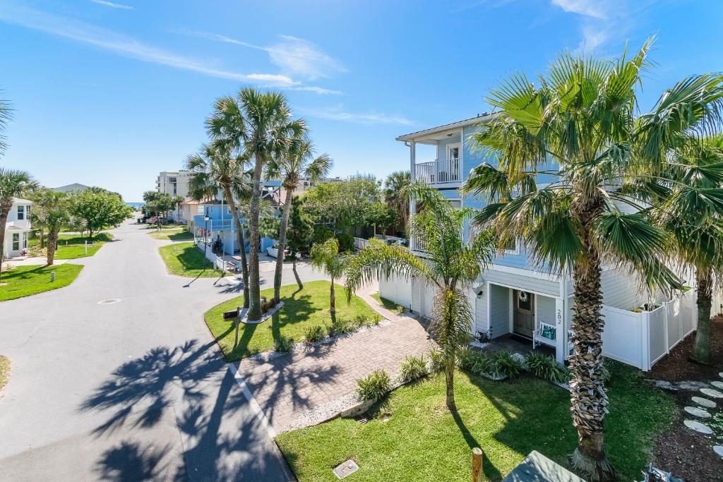 Blue Breeze 4 Bedrooms 3 Bathrooms Sleeps 10 walk to Beach - main image