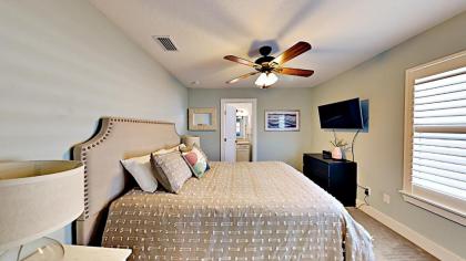 Blue Breeze 4 Bedrooms 3 Bathrooms Sleeps 10 walk to Beach - image 13
