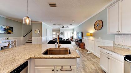 Blue Breeze 4 Bedrooms 3 Bathrooms Sleeps 10 walk to Beach - image 7