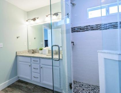 Blue Breeze 4 Bedrooms 3 Bathrooms Sleeps 10 walk to Beach - image 9