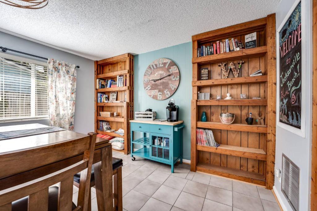 Beach Bungalow 700 - image 2