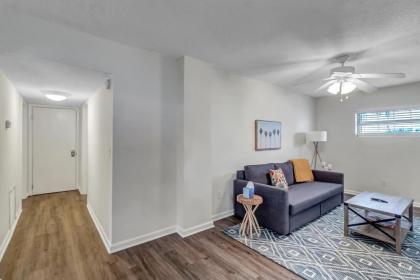 Amazing 1 BR apt - 1 block from Jax Beach! - image 5