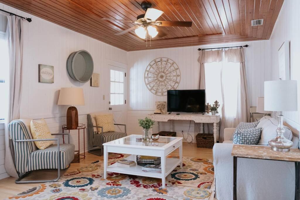 Amazing 4 BR apt - 1 block from Jax Beach! - main image