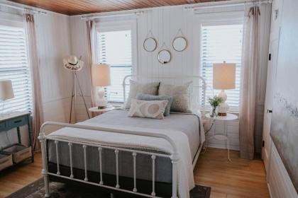 Amazing 4 BR apt - 1 block from Jax Beach! - image 10