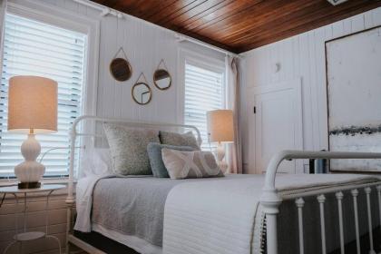 Amazing 4 BR apt - 1 block from Jax Beach! - image 11