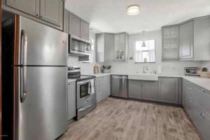 Amazing 4 BR apt - 1 block from Jax Beach! - image 6