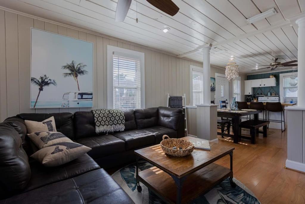 Highrise Bungalow - 2 blocks from Jax Beach! - main image