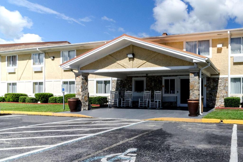 Rodeway Inn & Suites Jacksonville near Camp Lejeune - main image