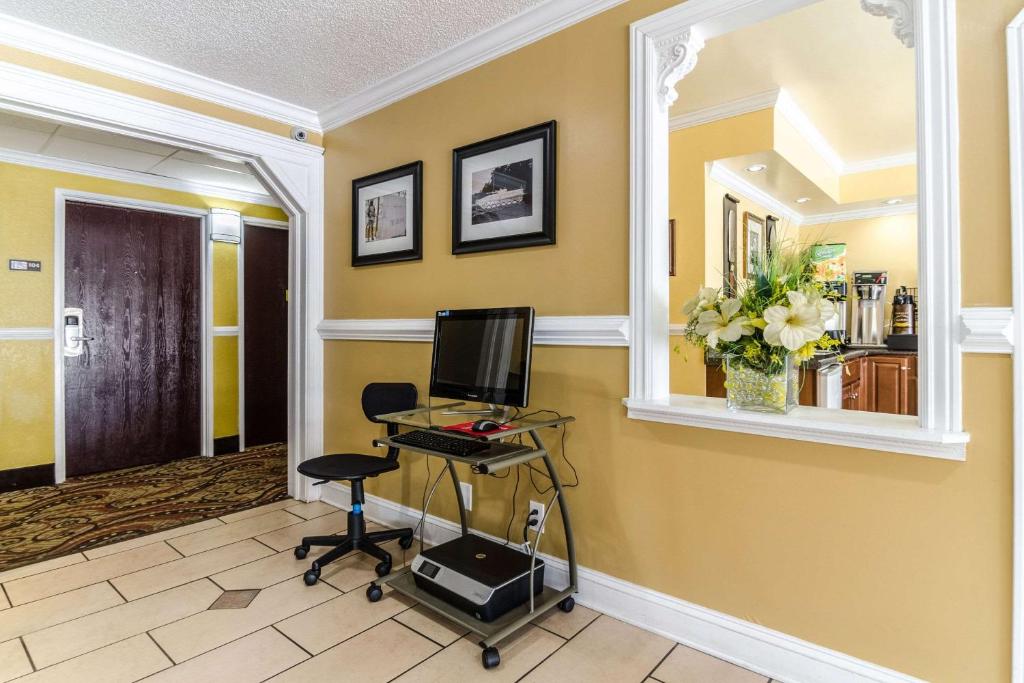 Rodeway Inn & Suites Jacksonville near Camp Lejeune - image 4