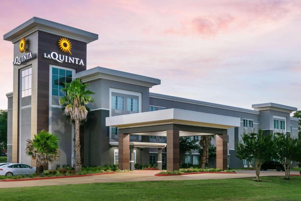 La Quinta by Wyndham Jacksonville Texas - image 3