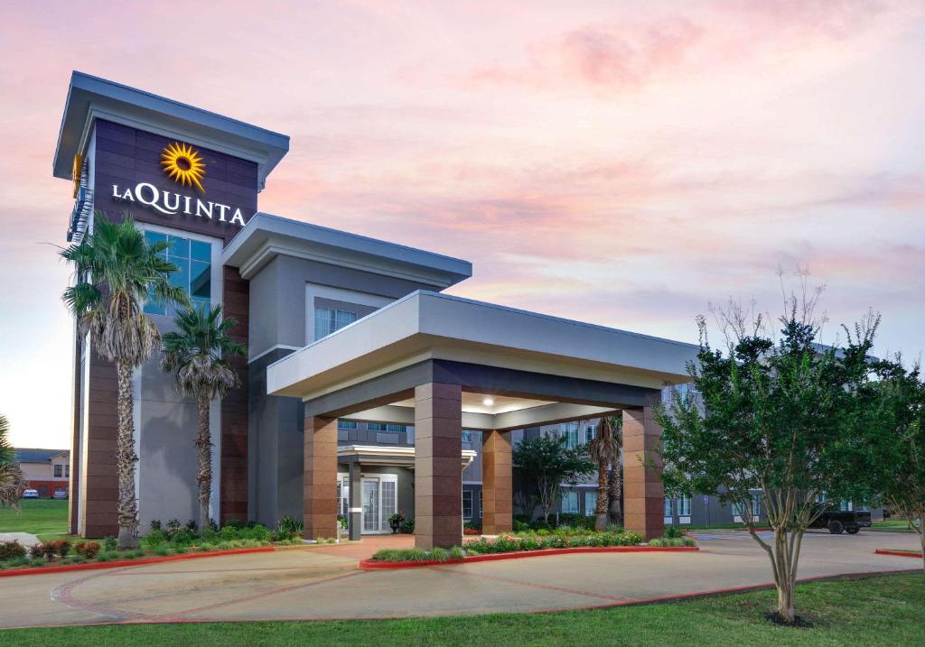 La Quinta by Wyndham Jacksonville Texas - image 4