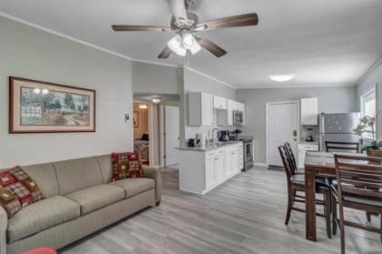 Cozy Bungalow - less than 10 min from NAS Jax!
