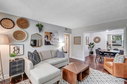 modern 2 BR Condo   2 block from San marco