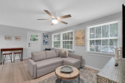 Sunny apartment in walkable San marco Florida
