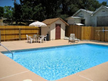 Jamestown Railtown Motel - image 4