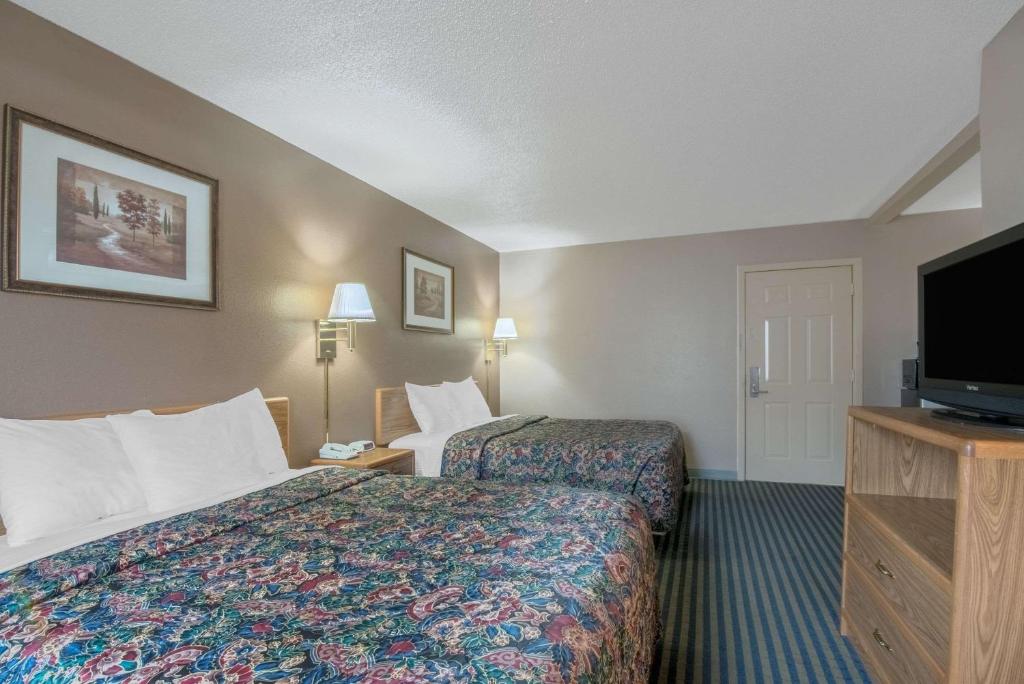 Days Inn by Wyndham Jamestown - image 2