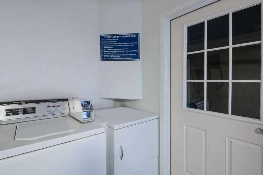 Days Inn by Wyndham Jamestown - image 4