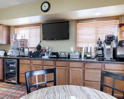 Econo Lodge Jamestown - image 15