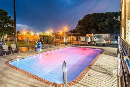 Econo Lodge - image 10