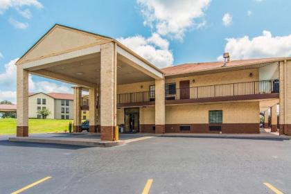 Econo Lodge - image 12