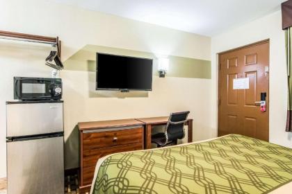 Econo Lodge - image 13