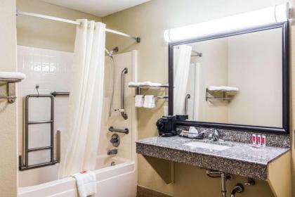 Econo Lodge - image 15