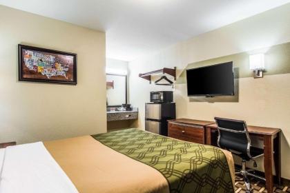 Econo Lodge - image 2
