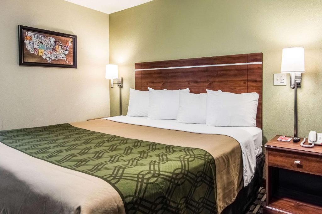 Econo Lodge - image 5