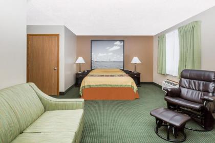 Super 8 by Wyndham Jefferson - image 11