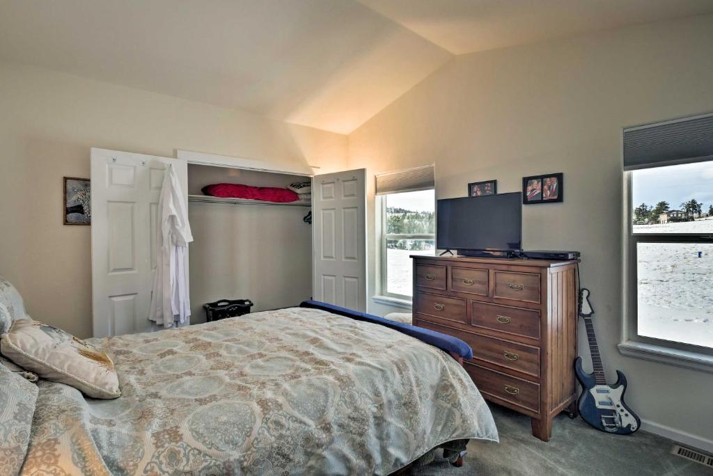 2-Acre Como Home with Mountain Views - Near Hiking! - image 6