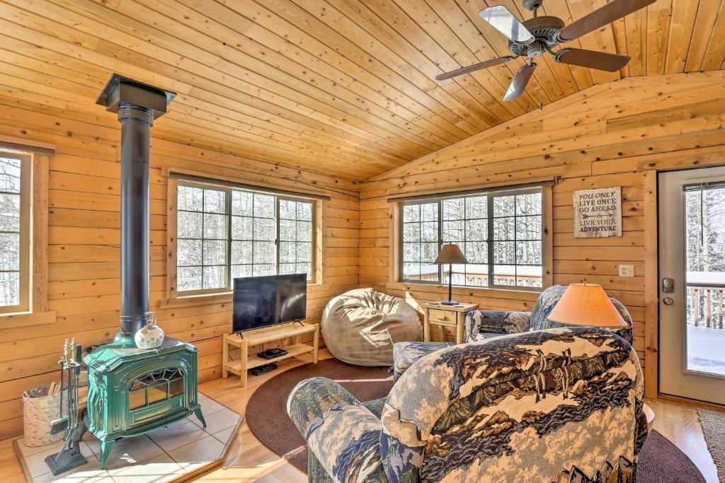 Como Getaway with Large Deck Hike and Fish Nearby - main image
