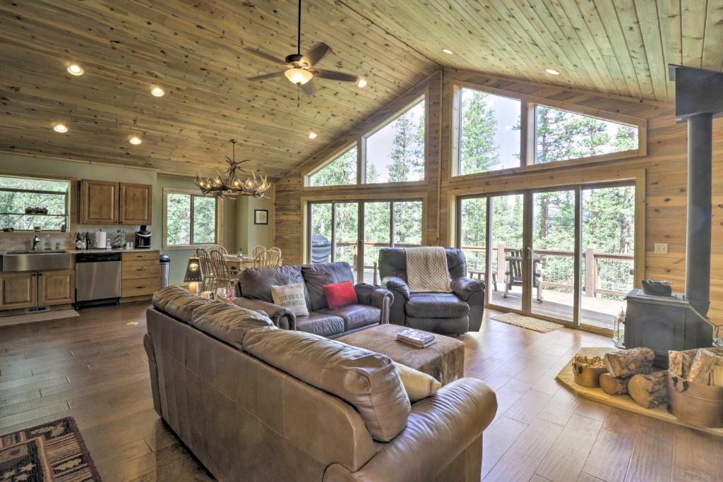 Large Cabin with Mtn Views Near Jefferson Lake! - main image