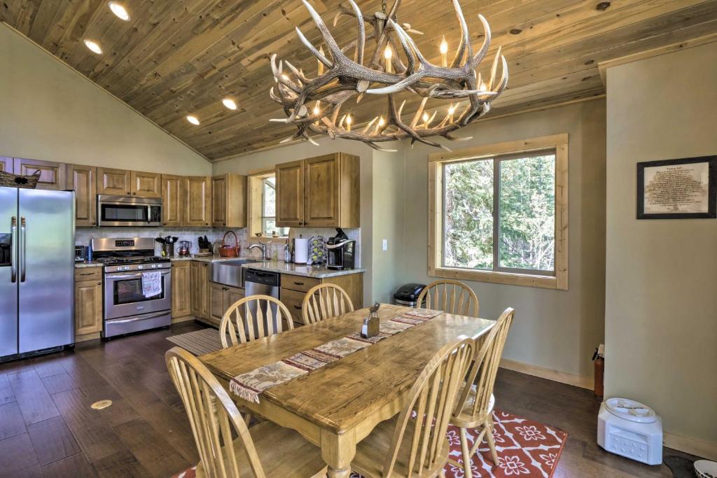 Large Cabin with Mtn Views Near Jefferson Lake! - image 6