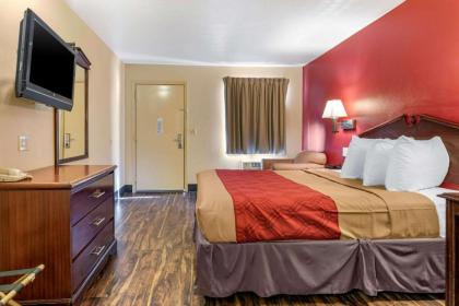 Econo Lodge - image 10