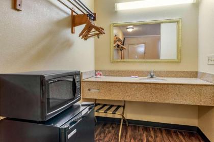 Econo Lodge - image 11