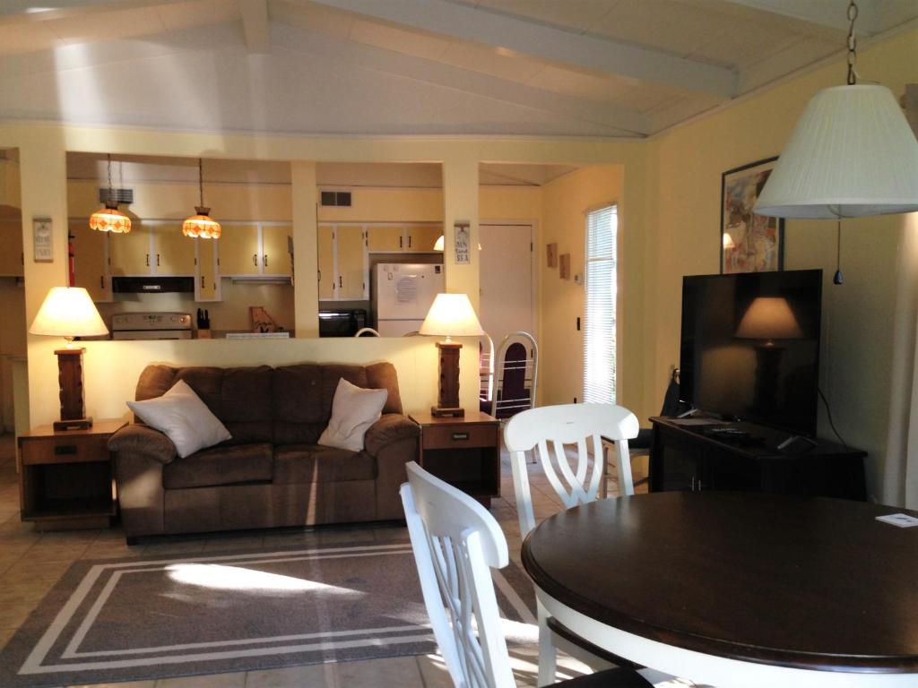 SEA COTTAGE APARTMENT by Jekyll Realty - main image