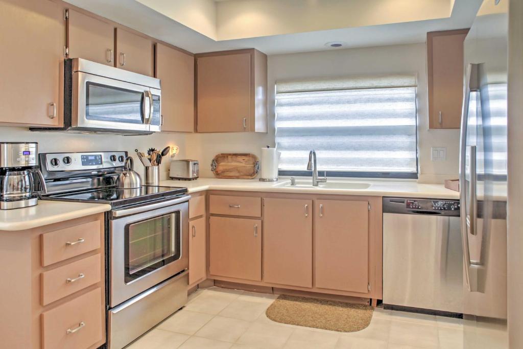 Sand Dollar Island Home - Walk to Beach and Pool! - image 2