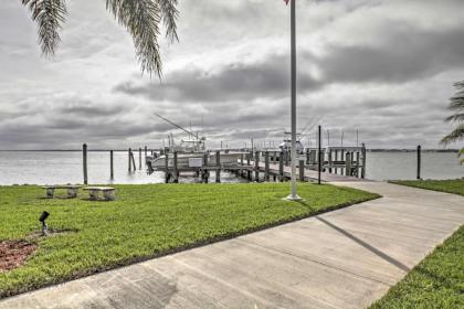 Sand Dollar Island Home - Walk to Beach and Pool! - image 4