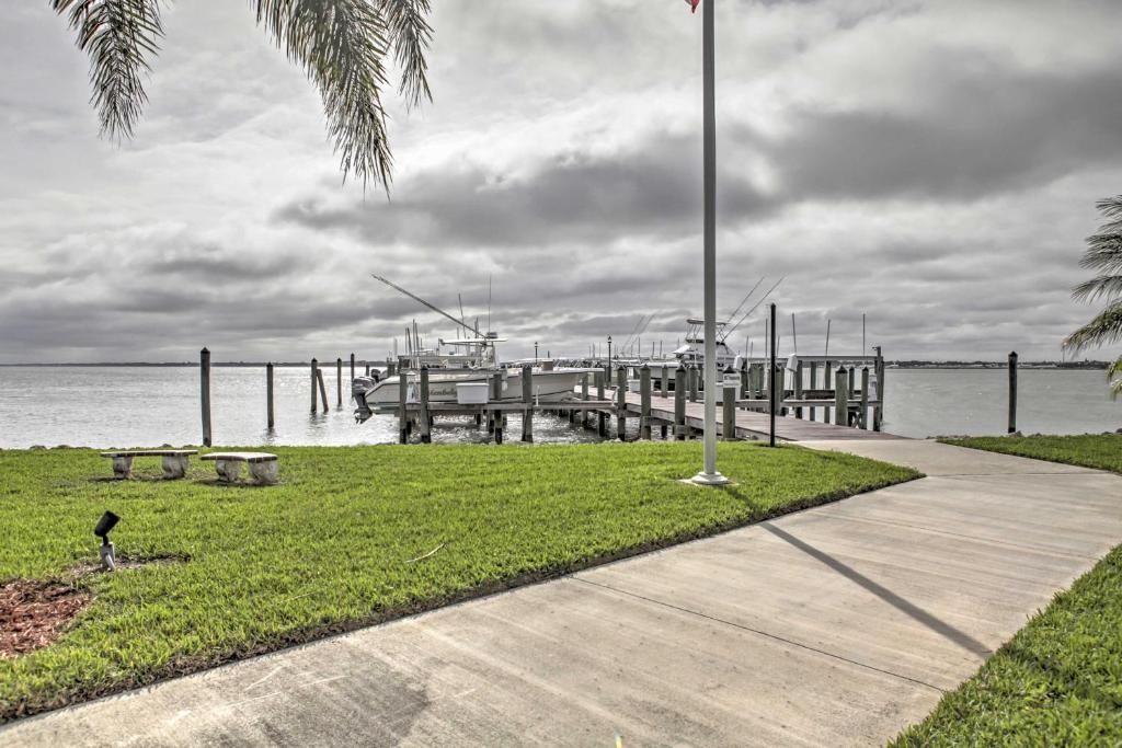 Sand Dollar Island Home - Walk to Beach and Pool! - image 4