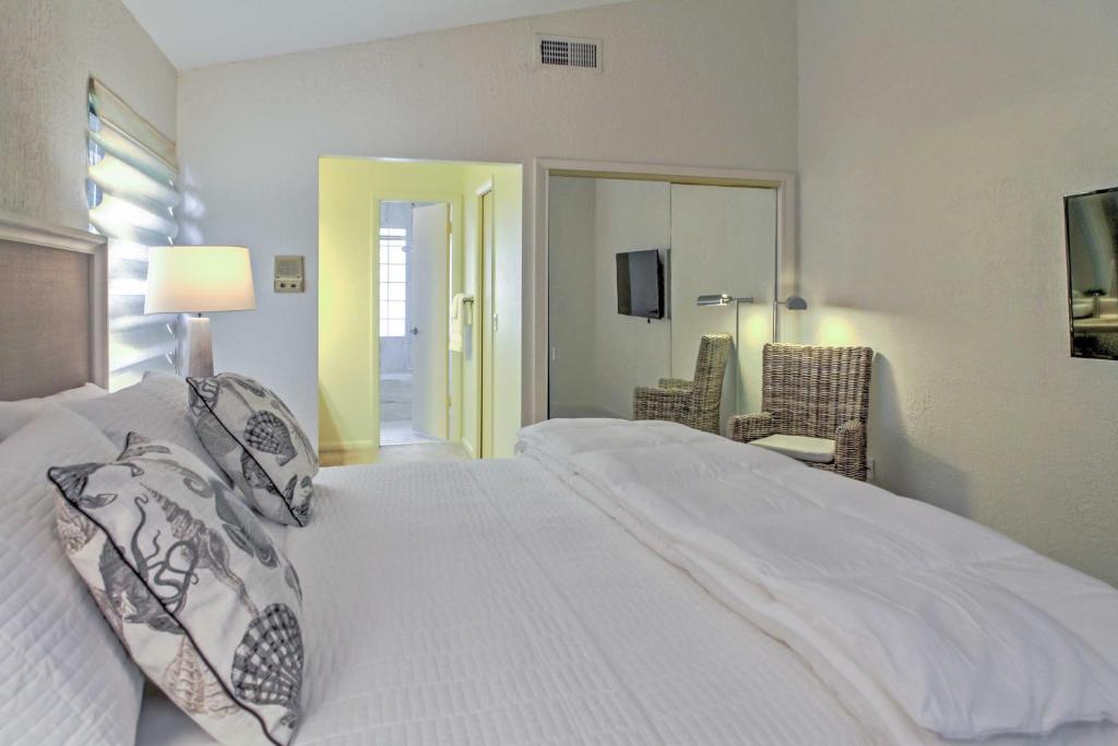 Sand Dollar Island Home - Walk to Beach and Pool! - image 7